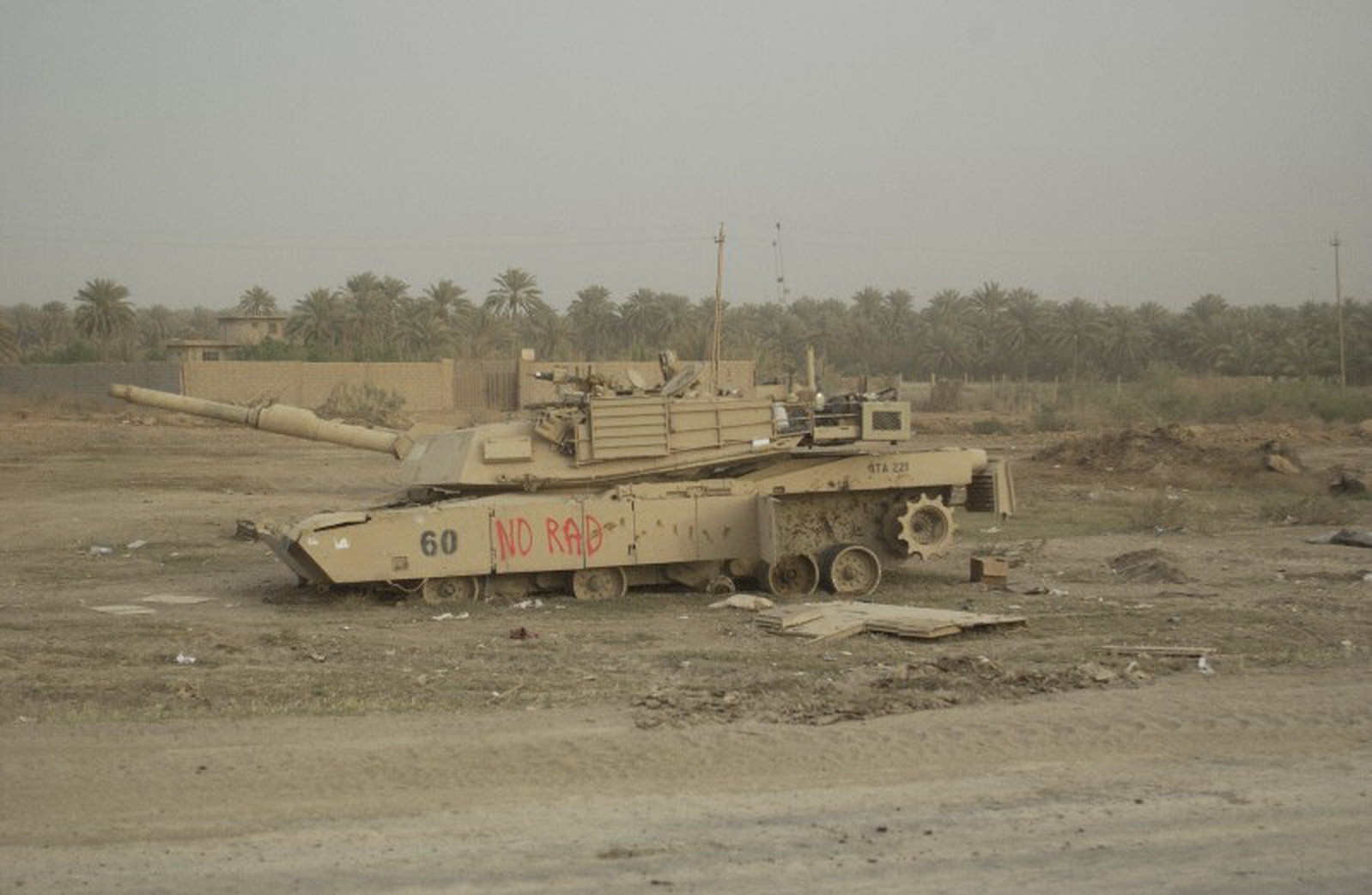 Сколько подбито танков абрамс. Танк Абрамс в Ираке. Танк Абрамс м1а2 подбит. М1а1 Абрамс уничтоженный.